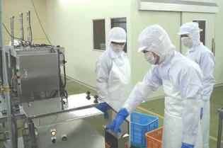 食品製造機器の洗浄作業員