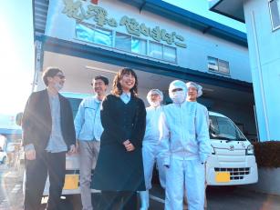 かまぼこの製造スタッフ
