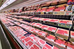 スーパーでのお肉のパック詰め・陳列