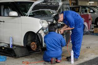 自動車の鈑金スタッフ／見習い