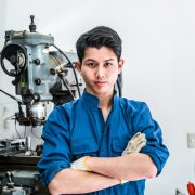 腕組みする製造業男性