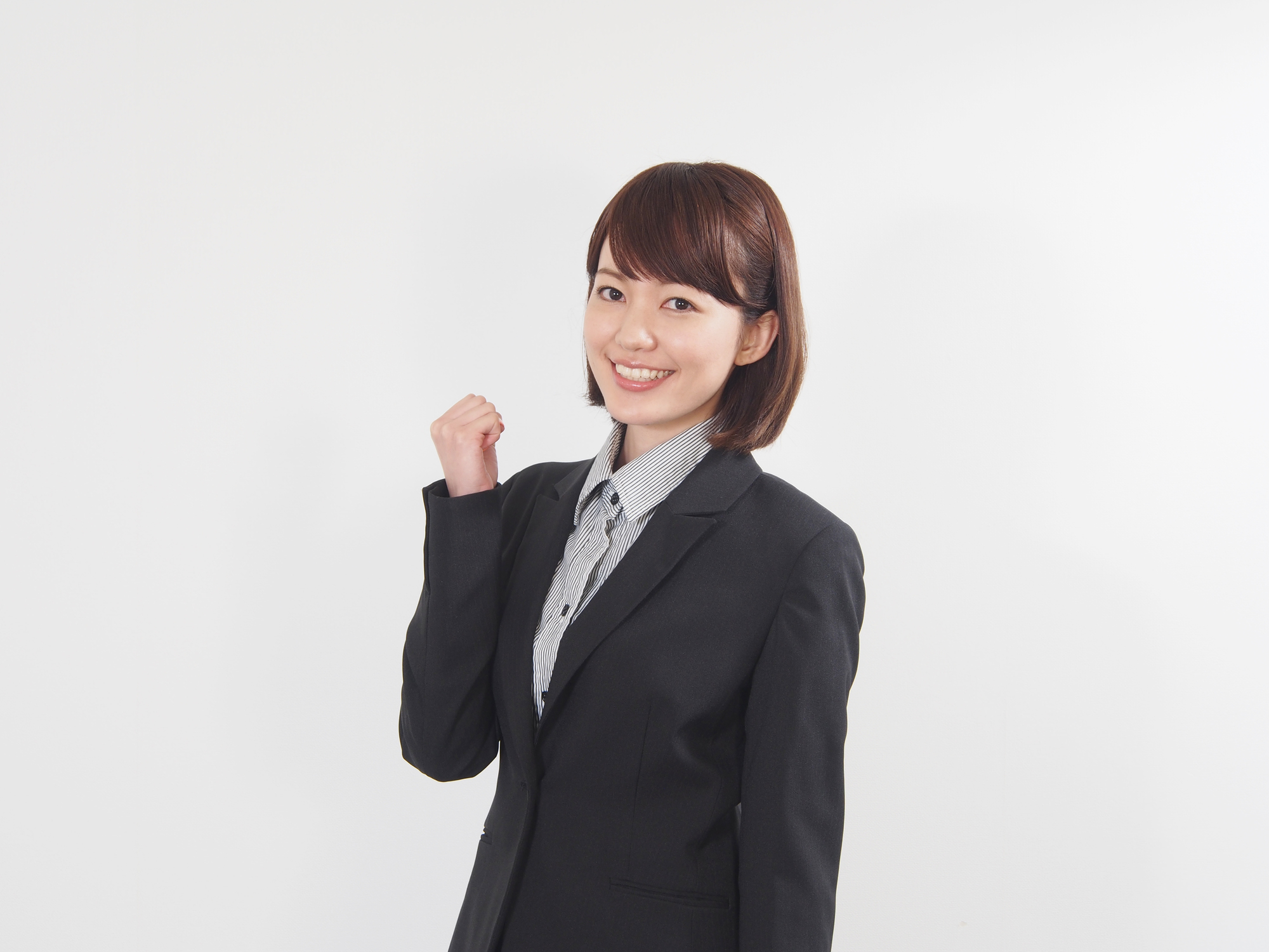 ガッツポーズするスーツの女性