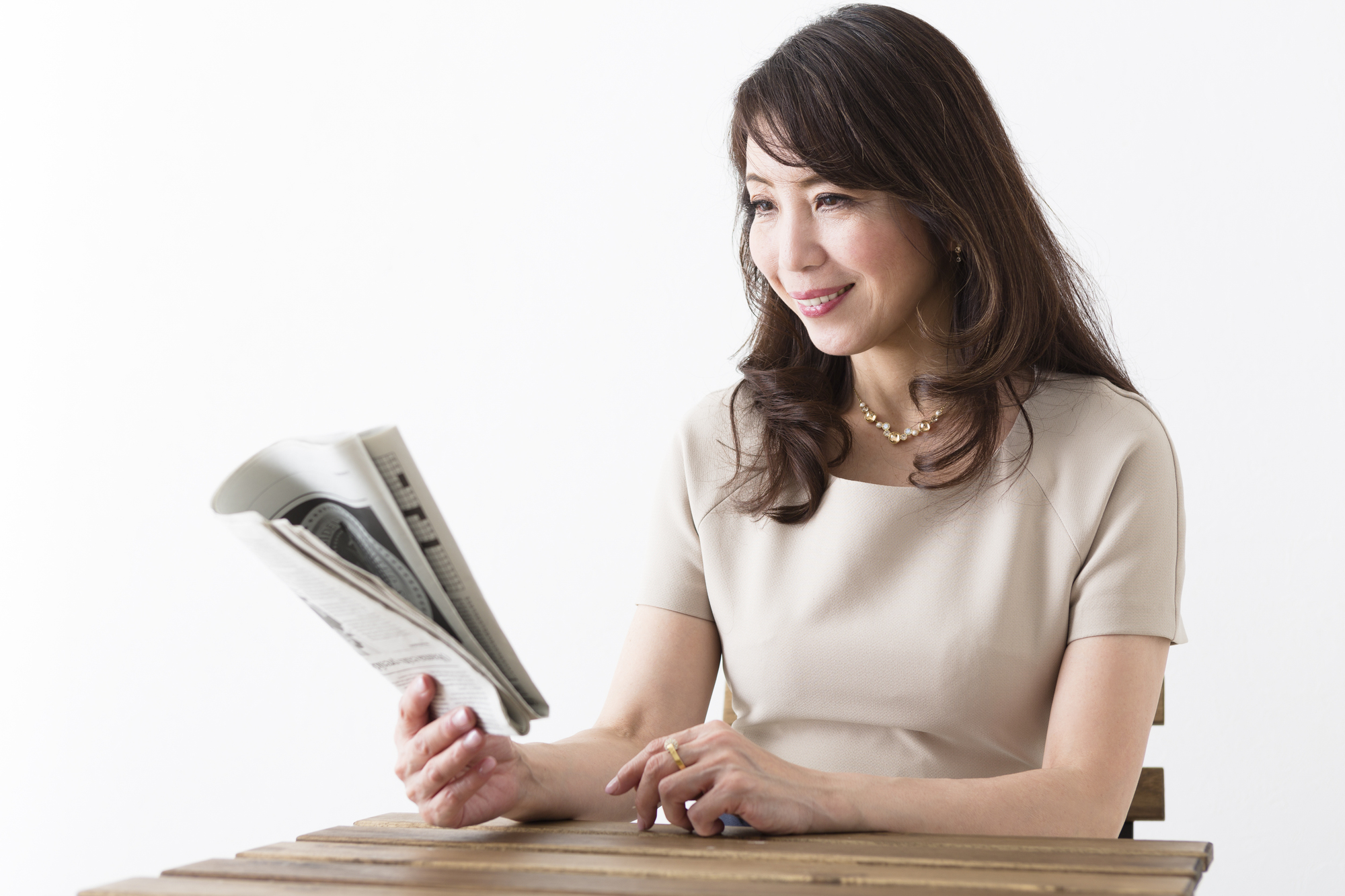 新聞を読む女性