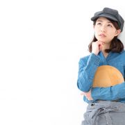 考えるカフェの女性店員