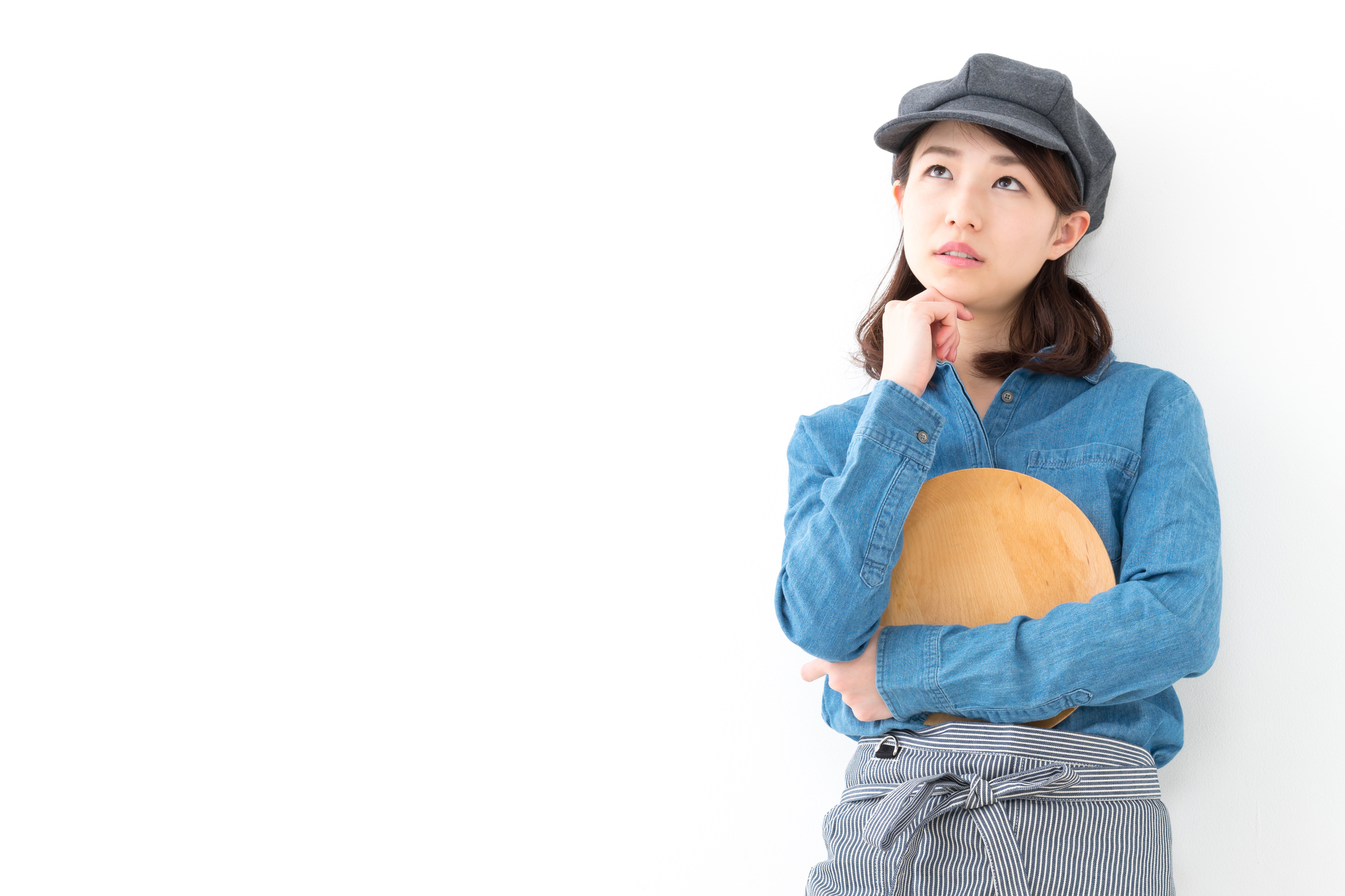 考えるカフェの女性店員