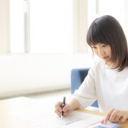 確定申告を記入する女性