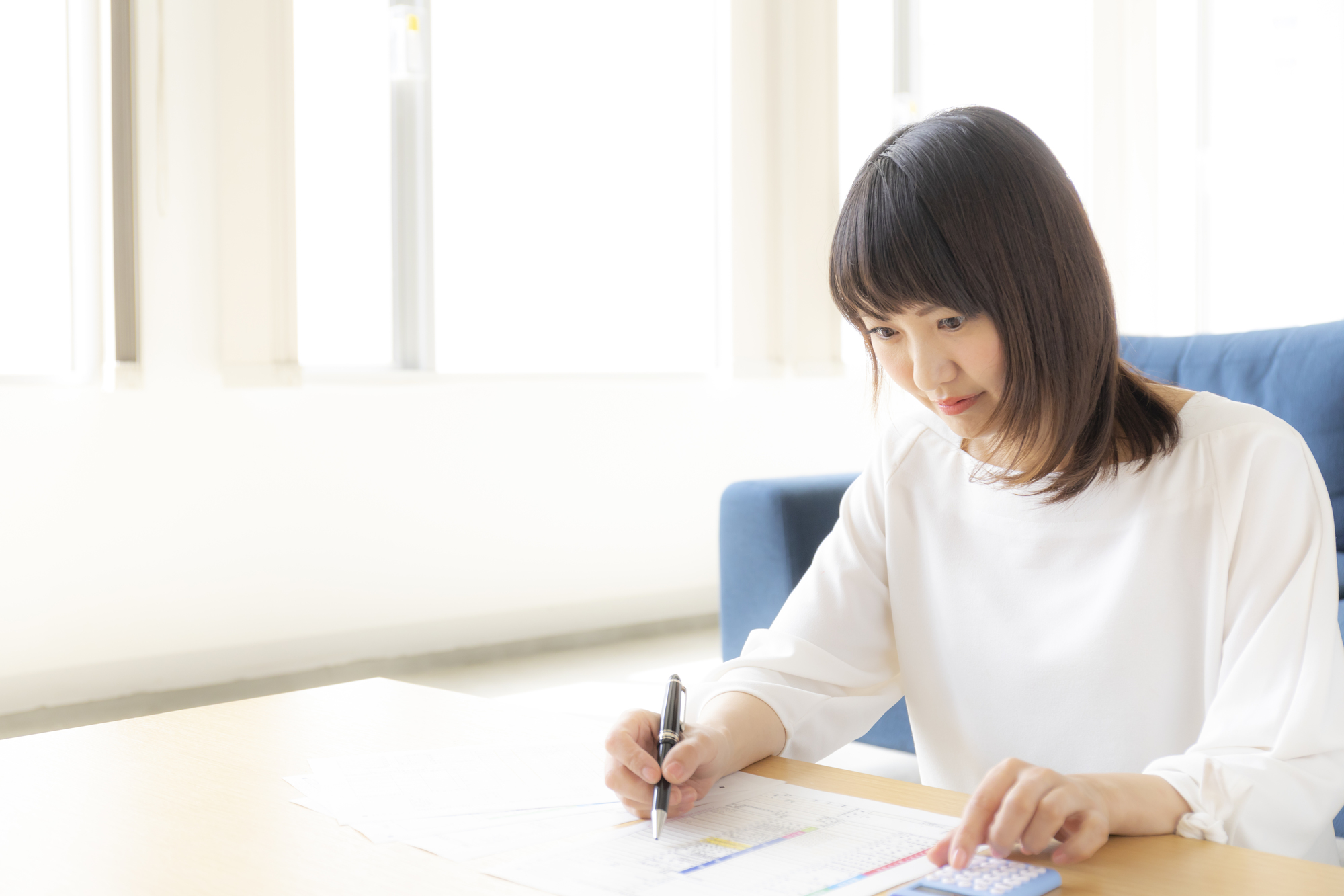 確定申告を記入する女性