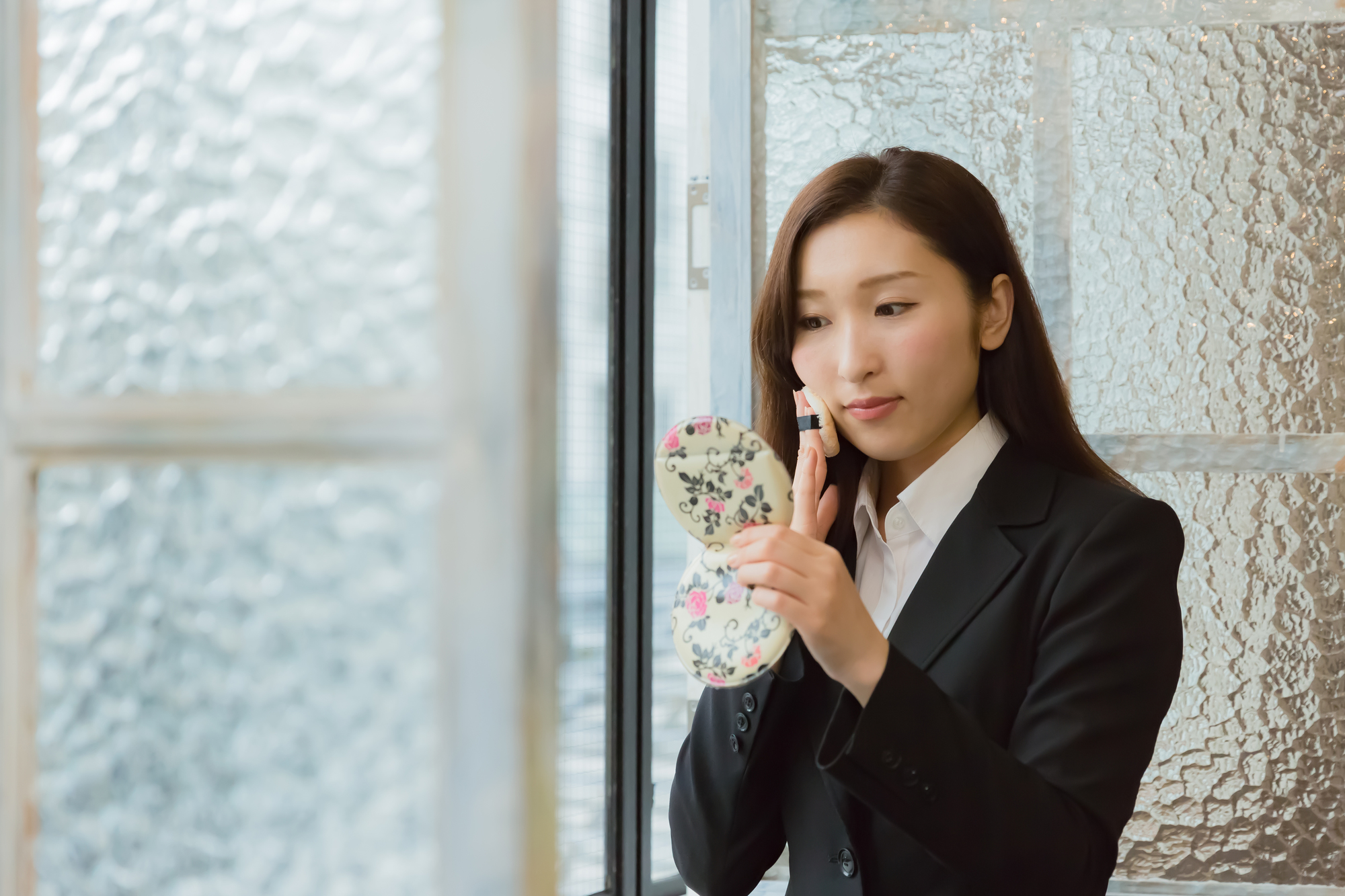20～30代向け！好感度抜群の派手すぎないオフィスメイクのやり方