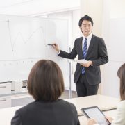 企画会議で説明する男性
