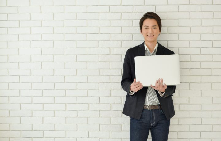 メンズのオフィスカジュアルってどんな服装？定番スタイルやおすすめ小物をご紹介