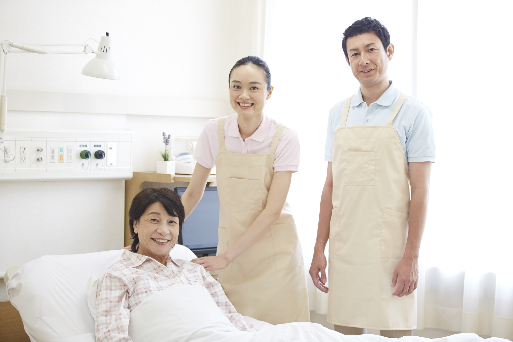 介護職にふさわしい服装や髪型は？必須品もご紹介！